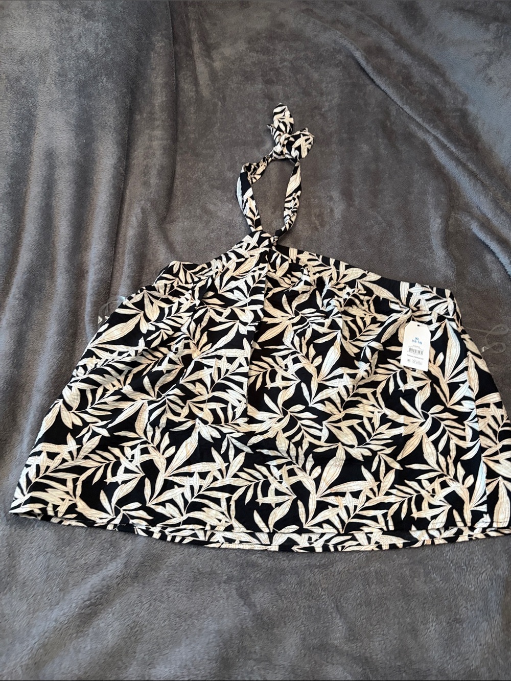 Time and Tru Black and White Leaf Print Tank Top